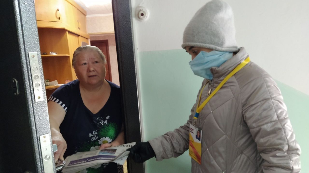 Волонтёры штаба «#МыВместе» доставили на дом любимую районку пожилым менделеевцам
