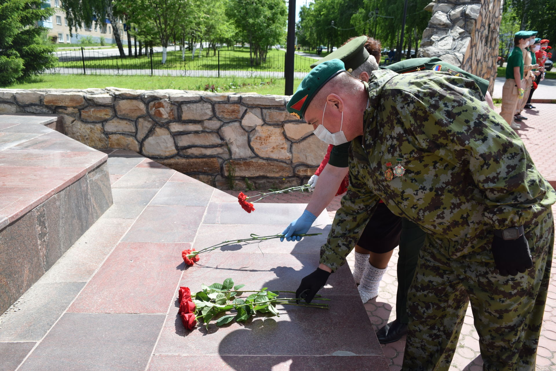 В День пограничника в Менделеевске к памятнику воинам-интернационалистам возложили цветы