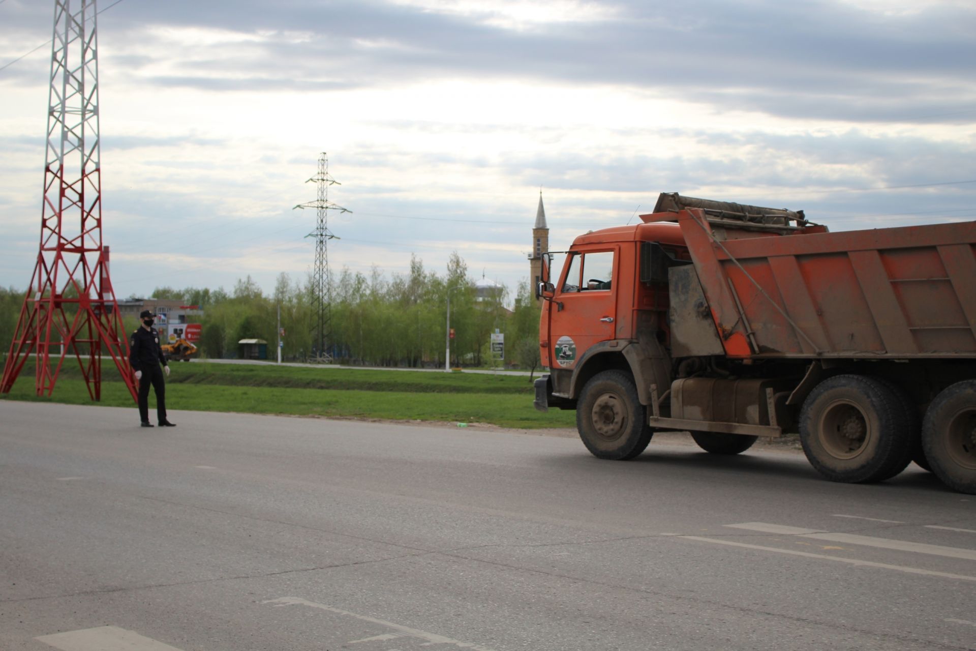 Полицейские вышли на улицы Менделеевска в поисках нарушителей режима самоизоляции