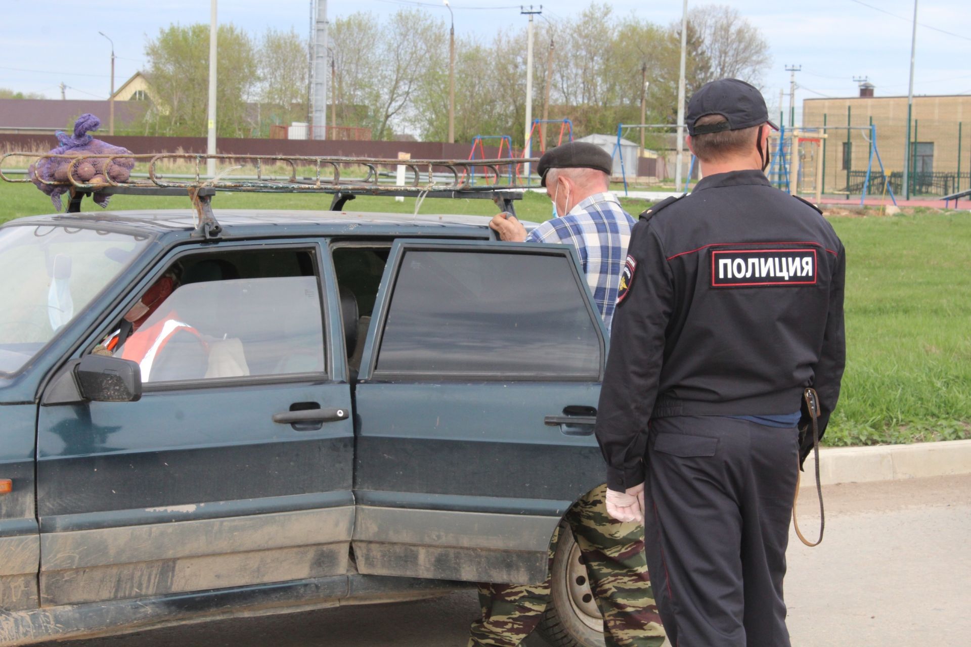 Үзчикләү режимын бозучыларны ачыклау максатыннан полицейскийлар Менделеевск урамнарын тикшерделәр