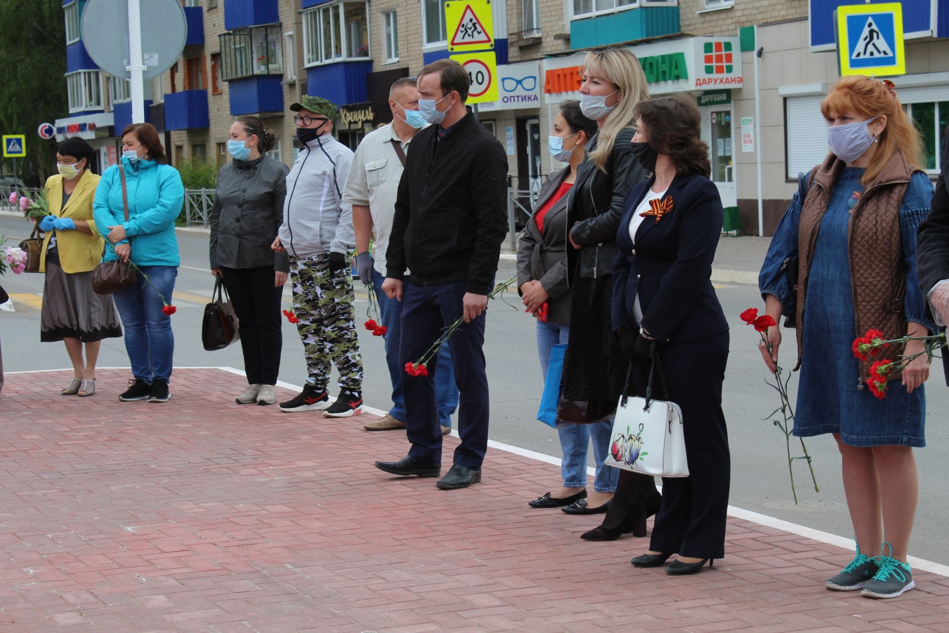 В День памяти и скорби в Менделеевске возложили цветы к Вечному огню