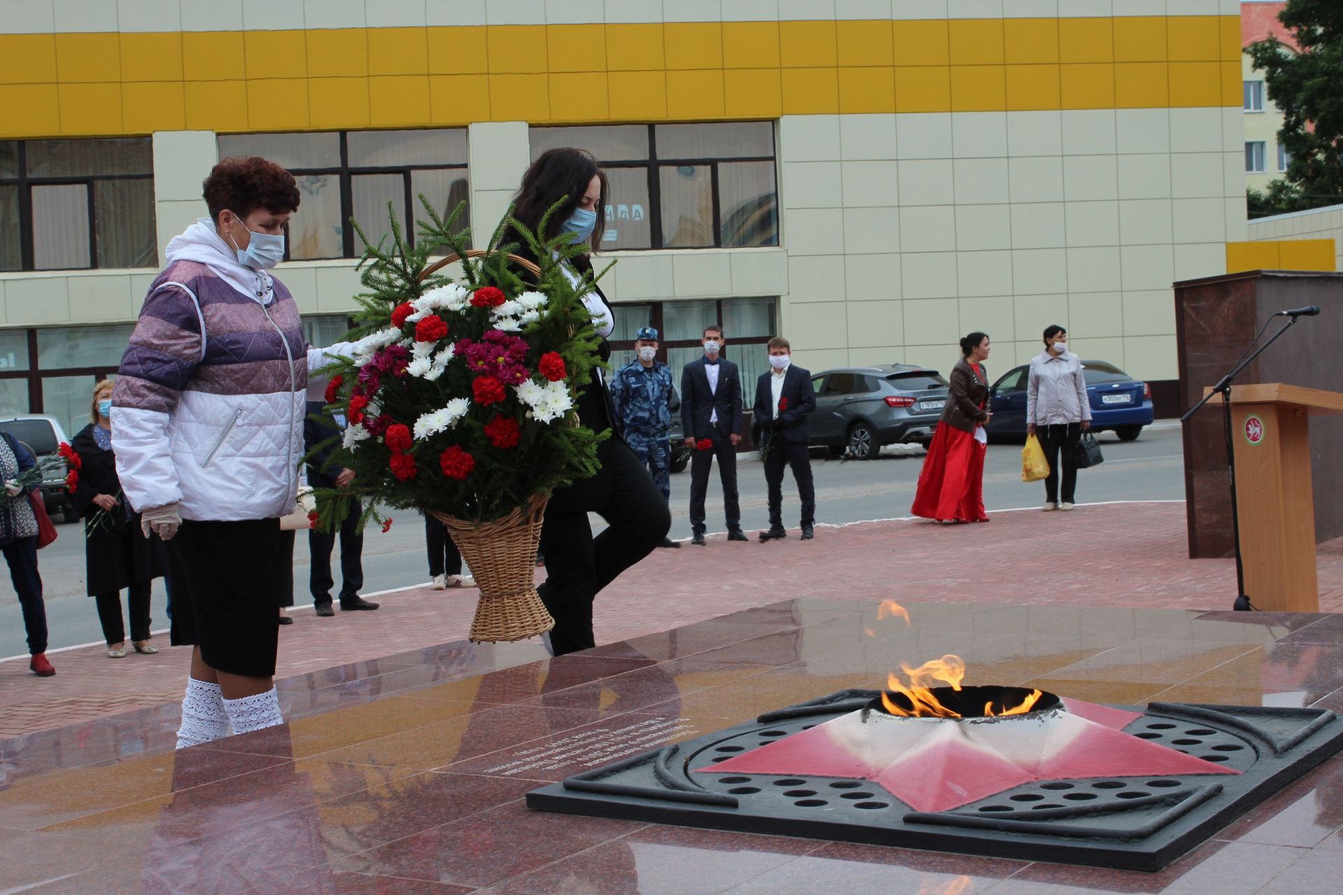 В День памяти и скорби в Менделеевске возложили цветы к Вечному огню