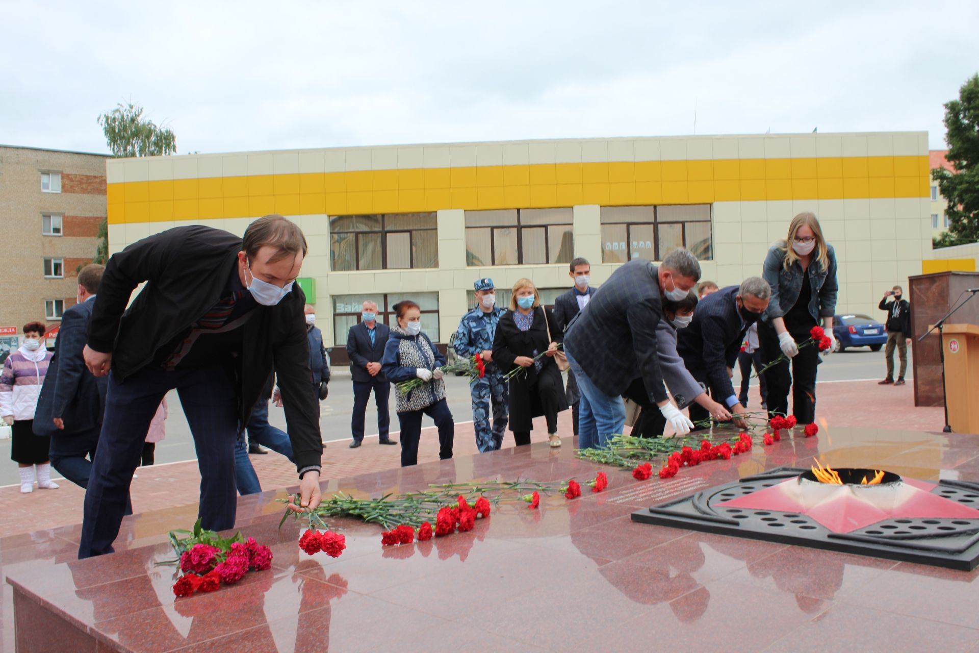 В День памяти и скорби в Менделеевске возложили цветы к Вечному огню