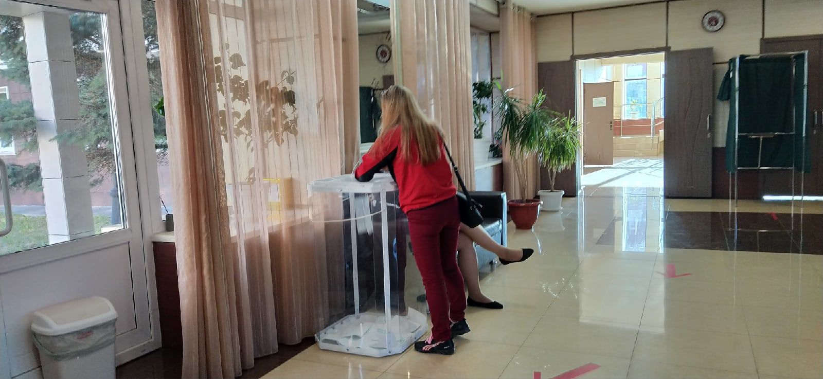 Менделеевцы активно голосуют за поправки в Конституцию на избирательном участке № 911
