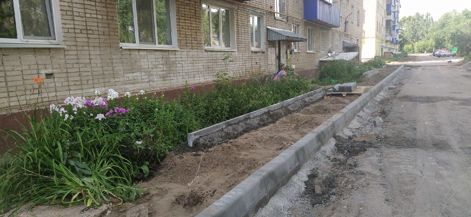 Во дворе дома 4 по улице Чоловского проходит ремонт дорог и тротуаров