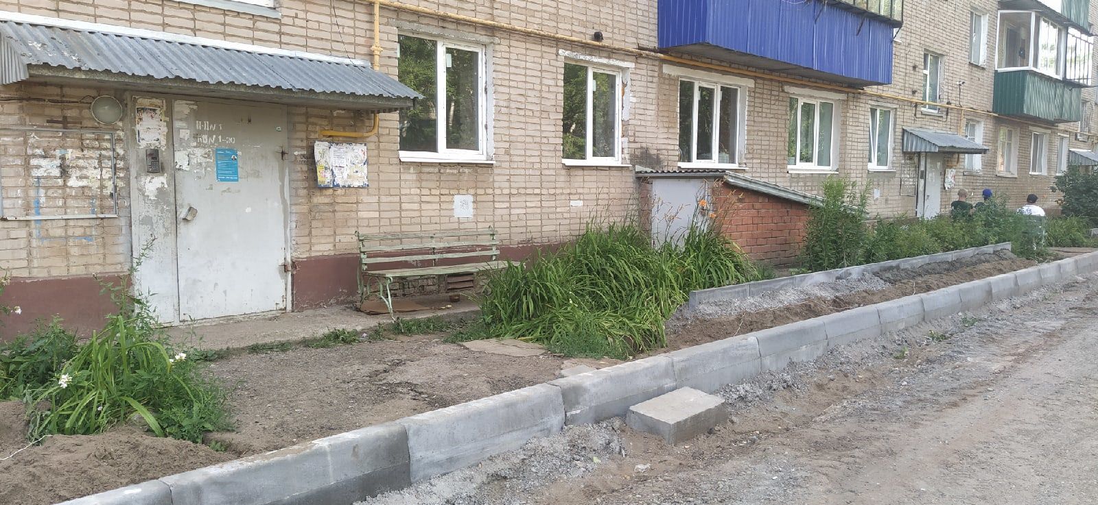 Во дворе дома 4 по улице Чоловского проходит ремонт дорог и тротуаров