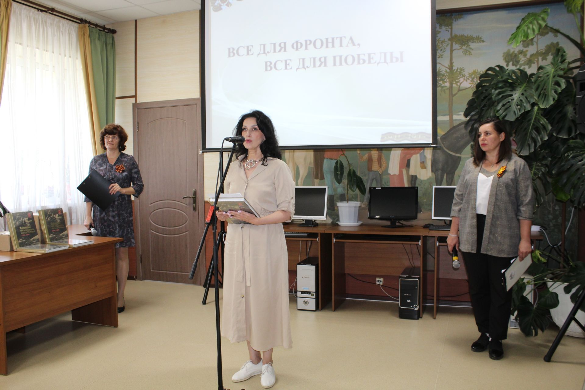 В Менделеевске состоялась акция передача книги «Татарстан: все для фронта, все для Победы. 1941-1945»