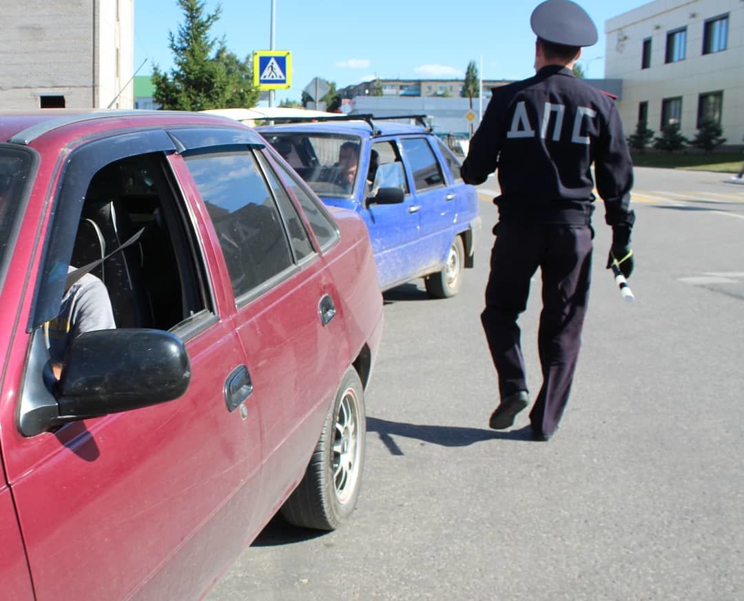 Сотрудники Госавтоинспекции проверили тонировку автомобилей у менделеевских водителей