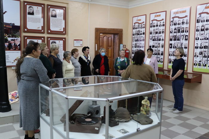 Участники «Осеннего бала» ветеранов посетили краеведческий музей