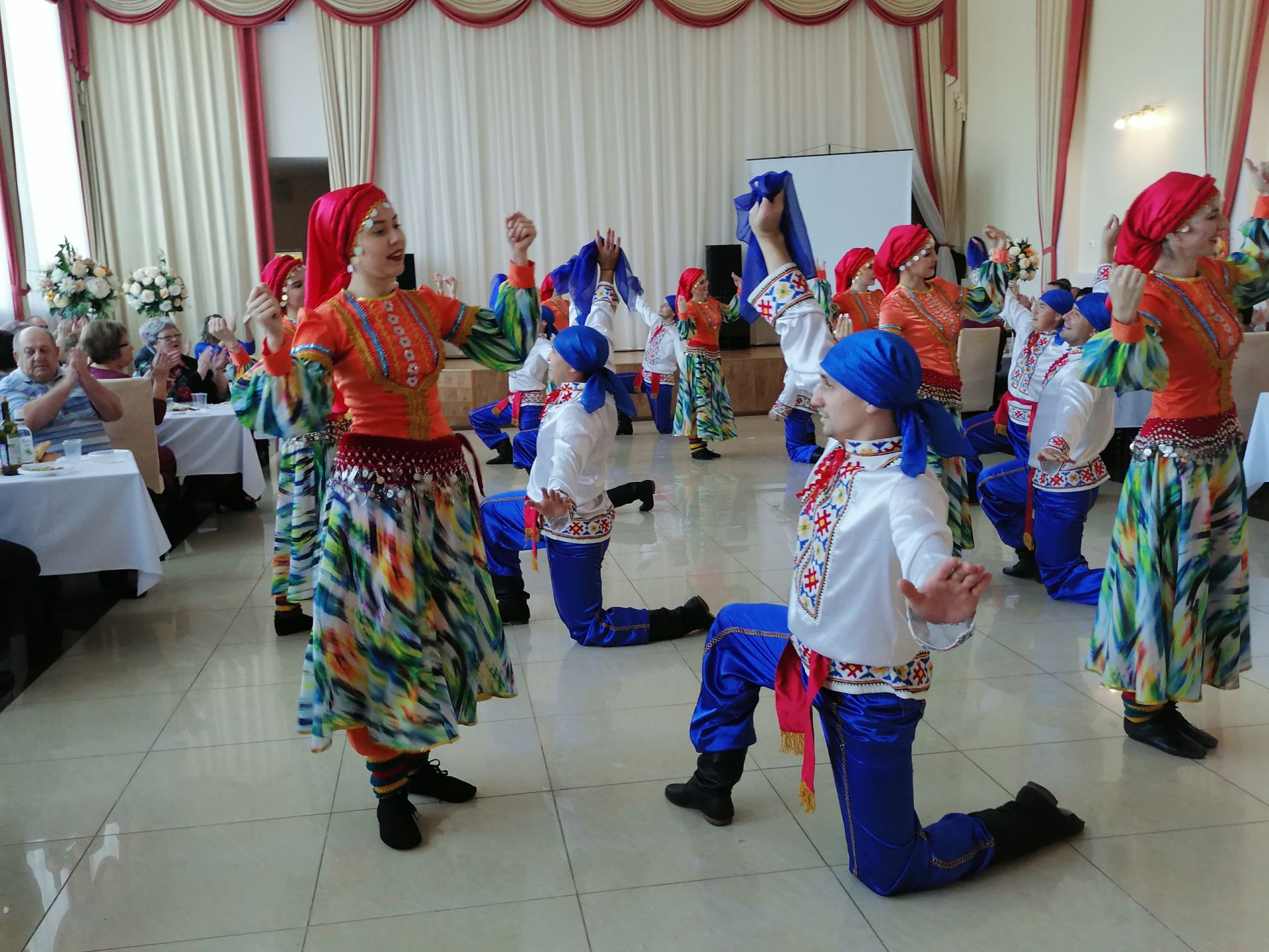 Ветераны «Аммония» и «Менделеевсказота» отметили День пожилых людей с играми, концертом и танцами