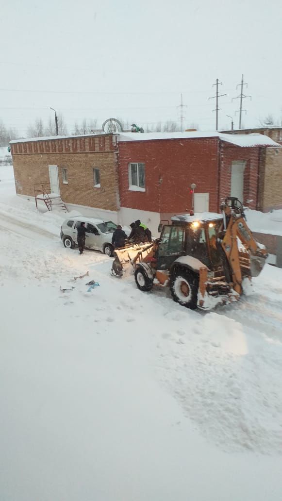 Сотрудники ГИБДД Менделеевска помогают водителям выбираться из снежных заносов