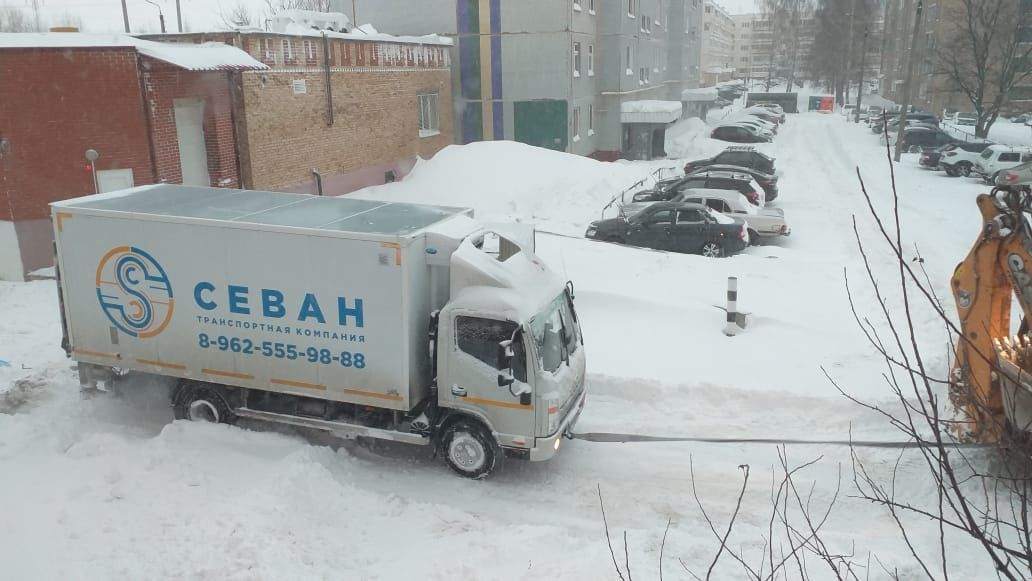 Сотрудники ГИБДД Менделеевска помогают водителям выбираться из снежных заносов