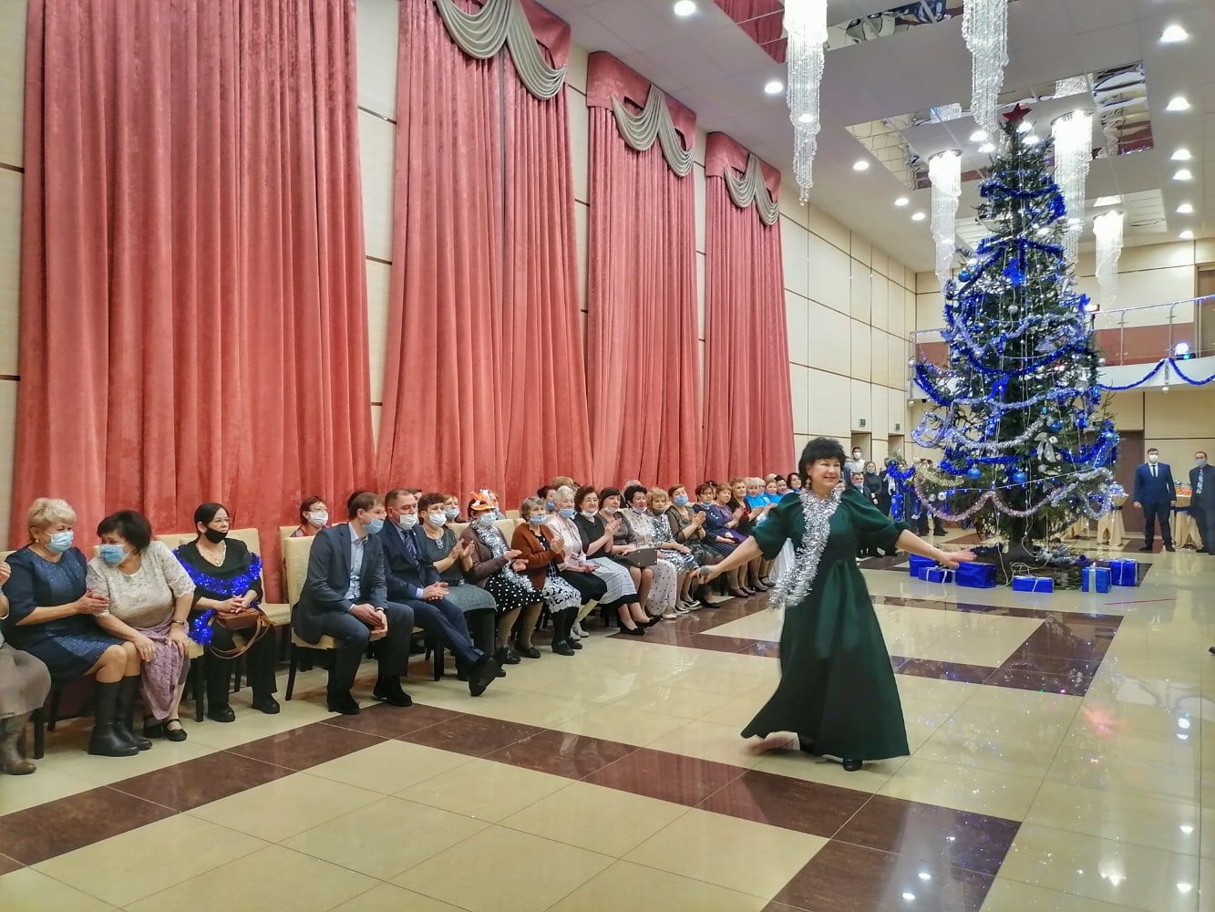 Ветеранов Менделеевска закружил новогодний бал-маскарад