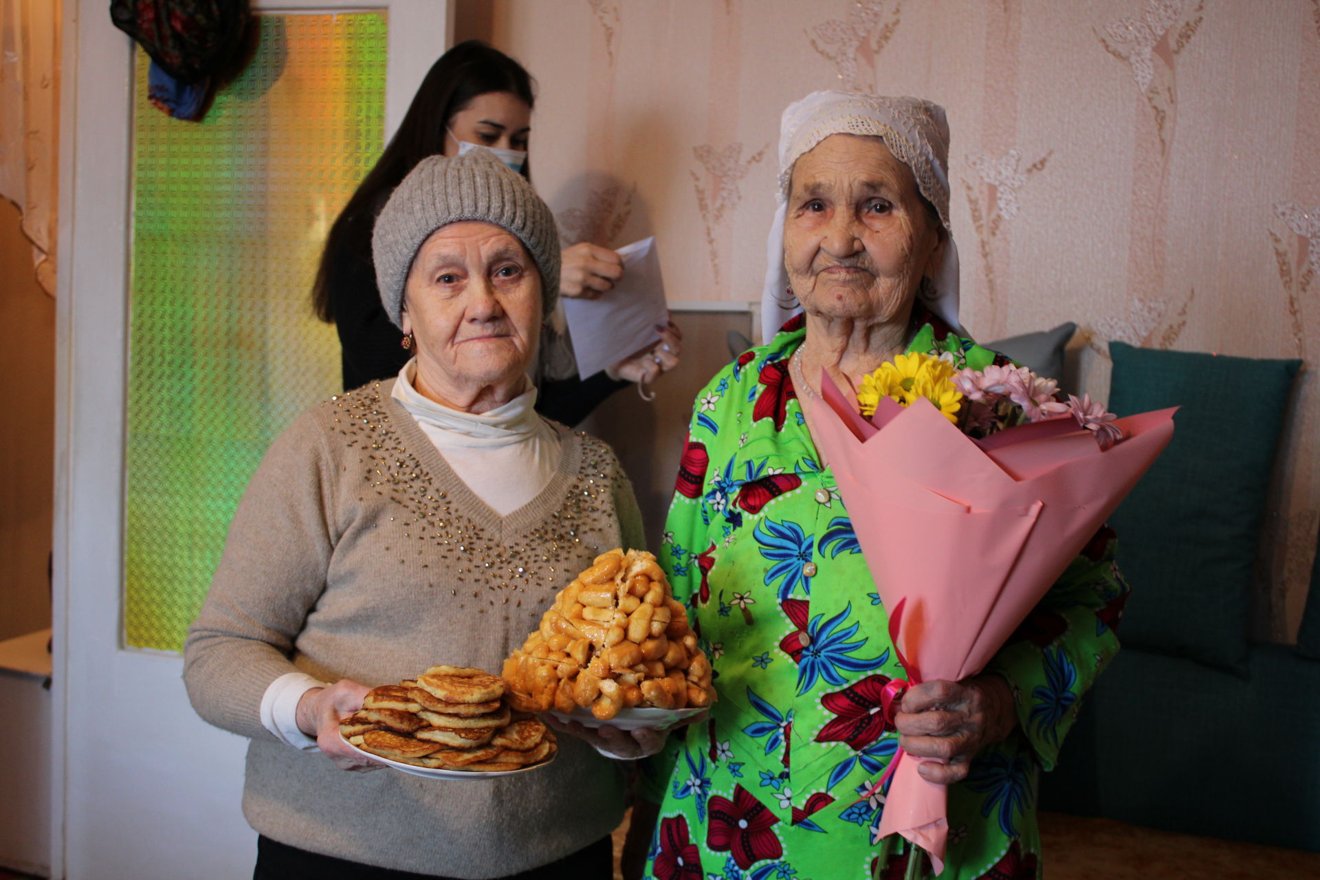 Жительницу Менделеевского района Уркию Фатихову поздравили с 90-летним юбилеем
