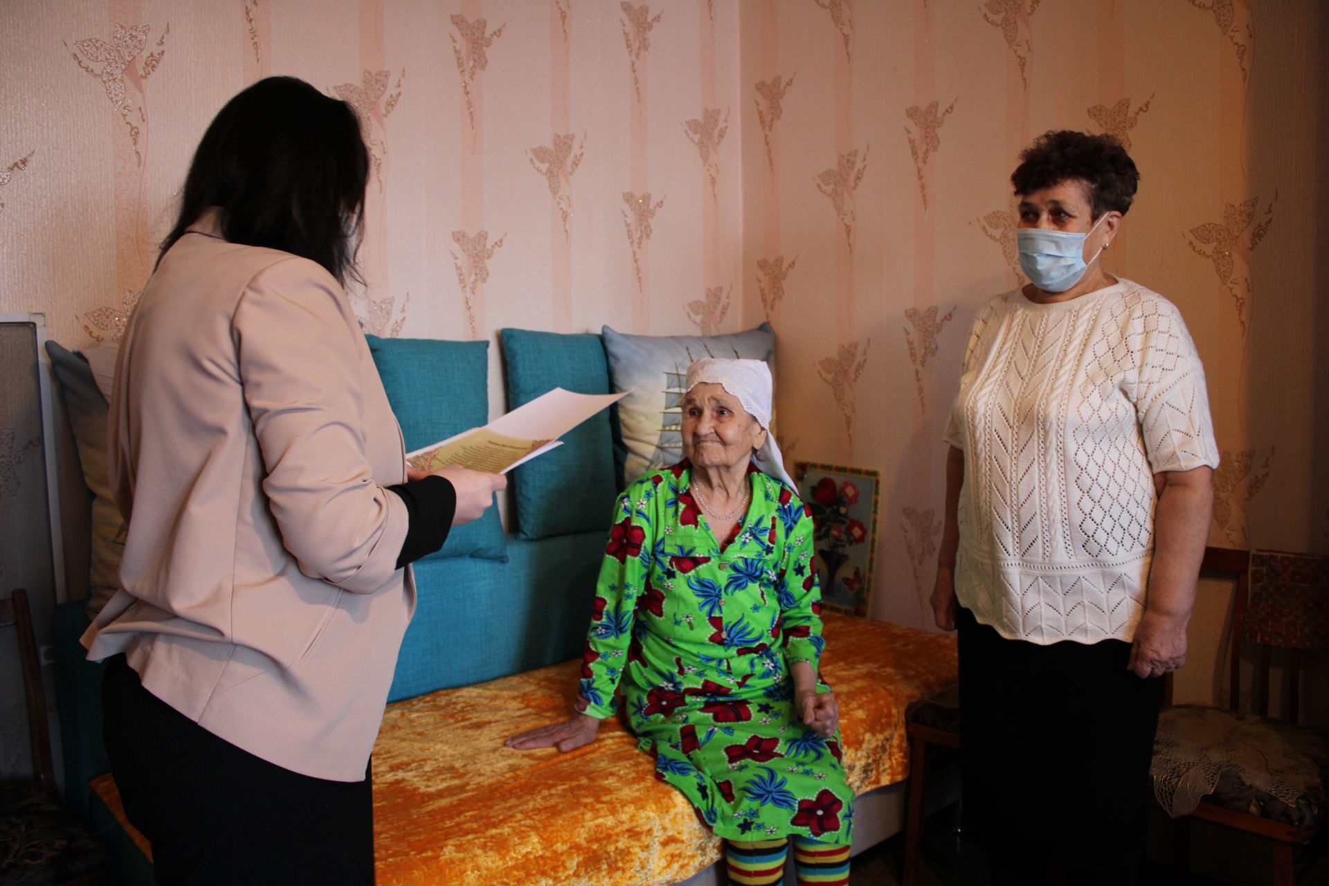 Жительницу Менделеевского района Уркию Фатихову поздравили с 90-летним юбилеем