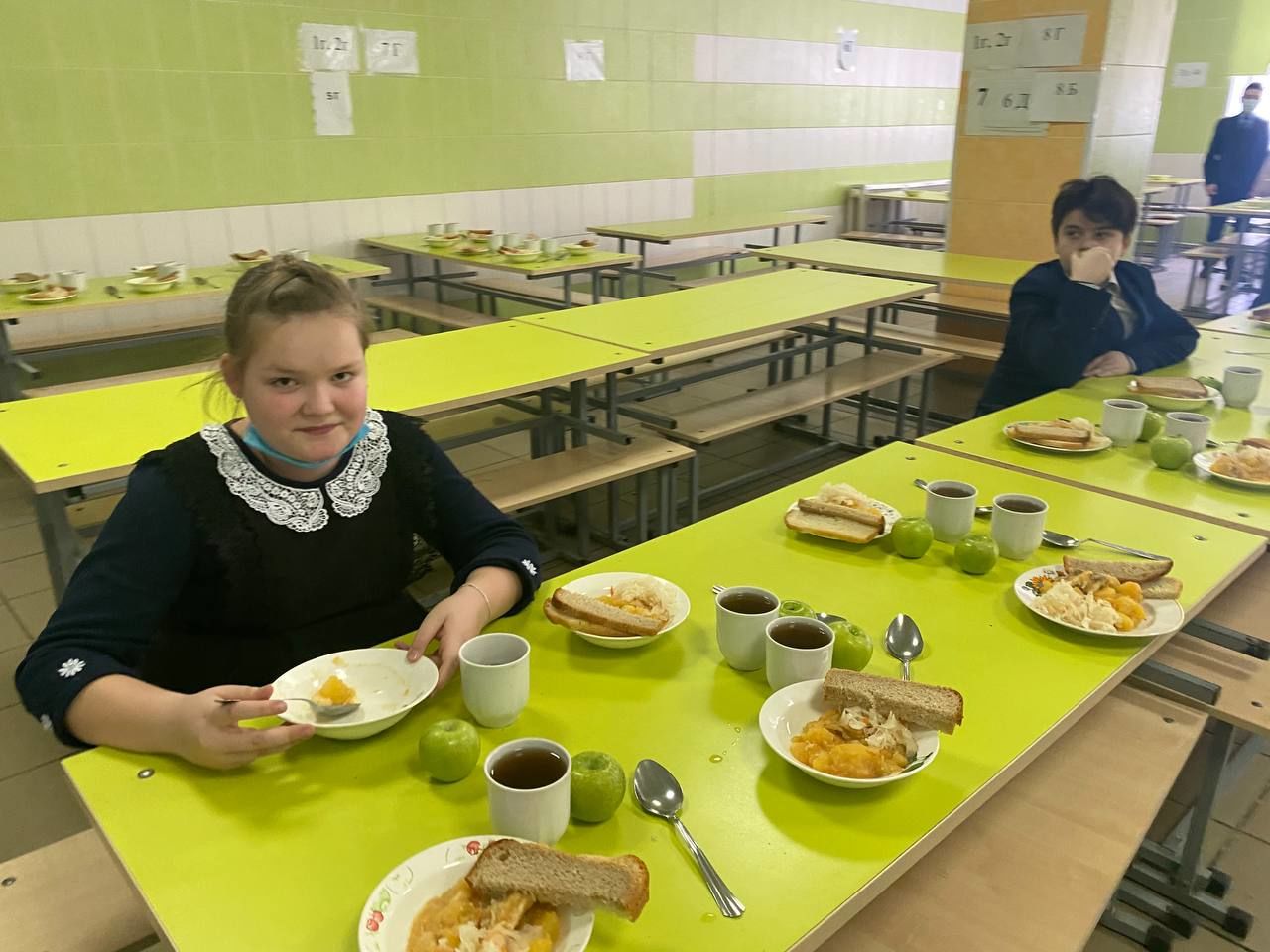 Валерий Чершинцев проверил пищеблоки школ города