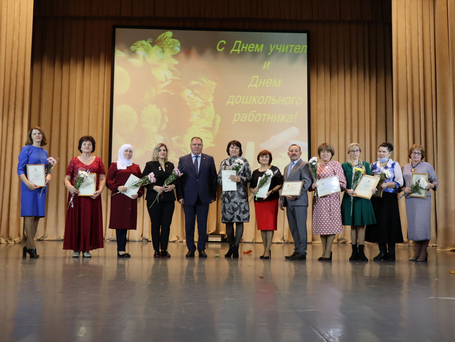 Работников образования Менделеевска наградили грамотами и медалями