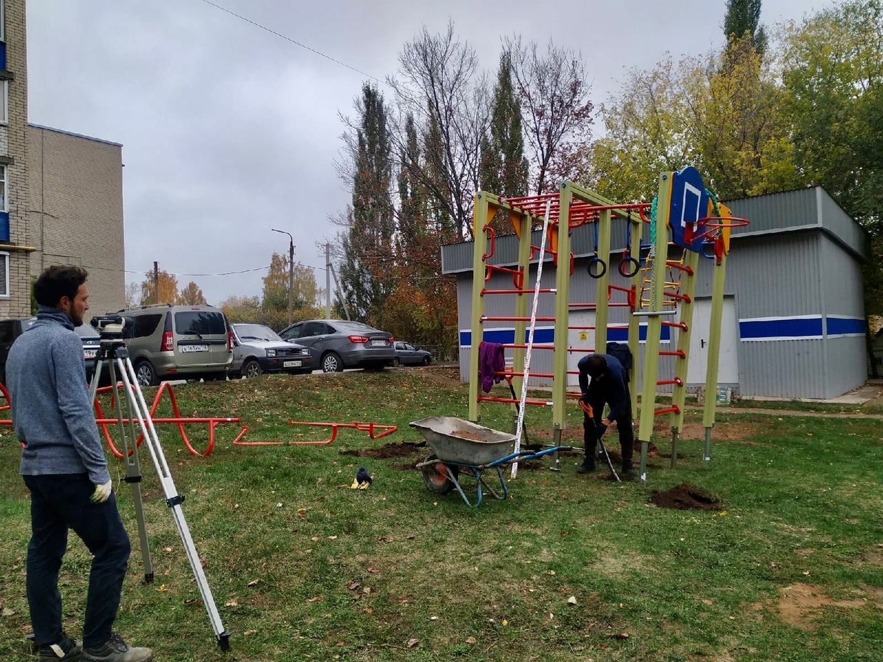В нескольких дворах Менделеевска появились новые детские площадки