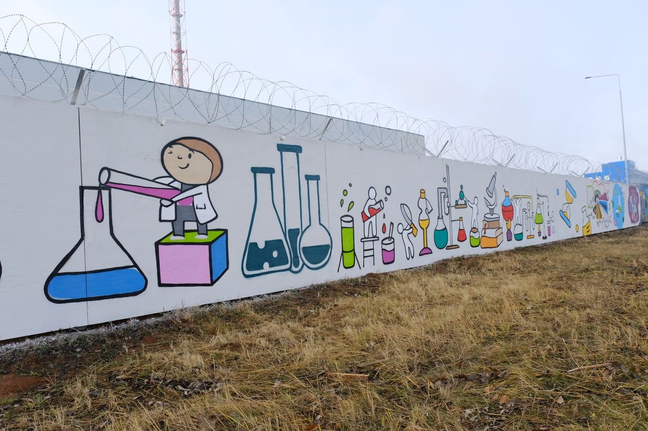 Заборы АО «Аммоний» украсили тематическими граффити 