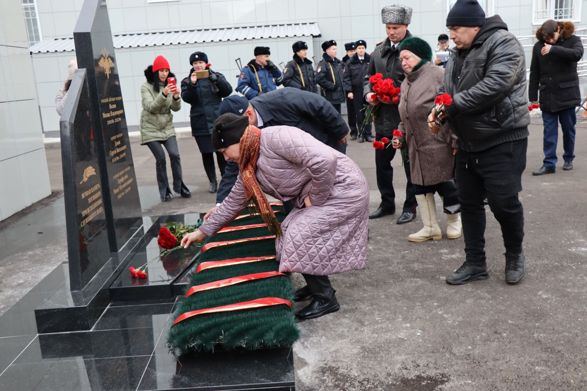 В Менделеевске открыли мемориал памяти погибшим сотрудникам внутренних дел  | 10.11.2021 | Менделеевск - БезФормата