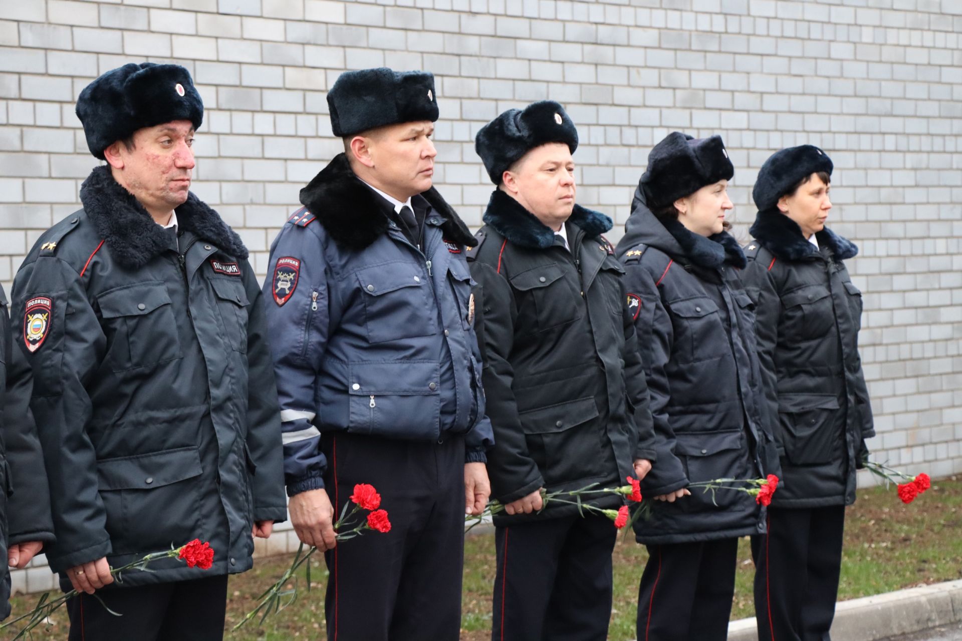 В Менделеевске открыли мемориал памяти погибшим сотрудникам внутренних дел  | 10.11.2021 | Менделеевск - БезФормата