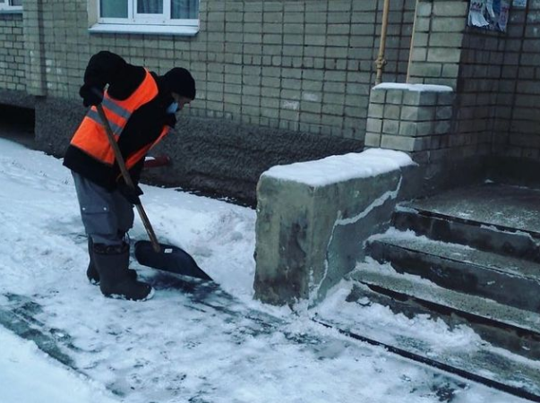 Сотрудники управляющей компании убирают дворы Менделеевска