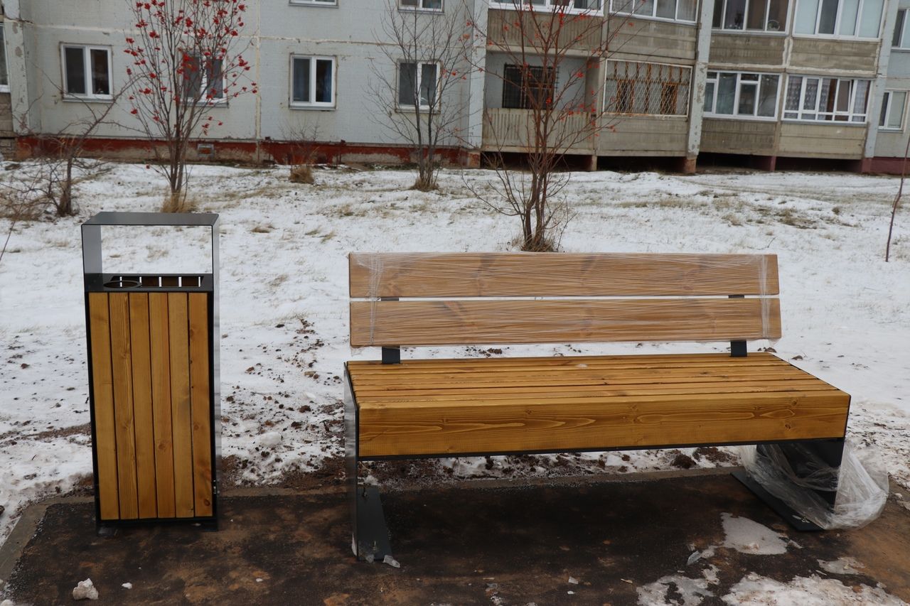 Деревянные скамейки и урны появились на улице Тукая
