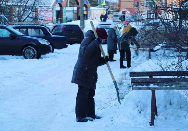 Каждый день сотрудники управляющей компании Менделеевска убирают дворы и дороги от снега