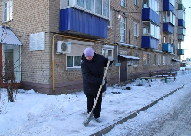 Каждый день сотрудники управляющей компании Менделеевска убирают дворы и дороги от снега