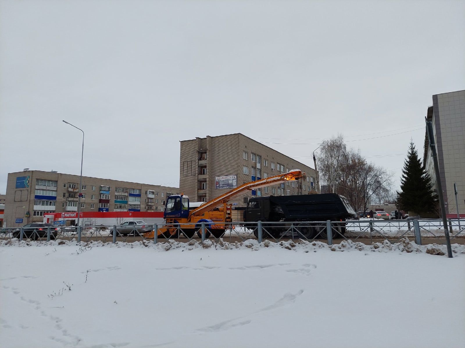 В Менделеевске дороги и тротуары расчищаются от снега