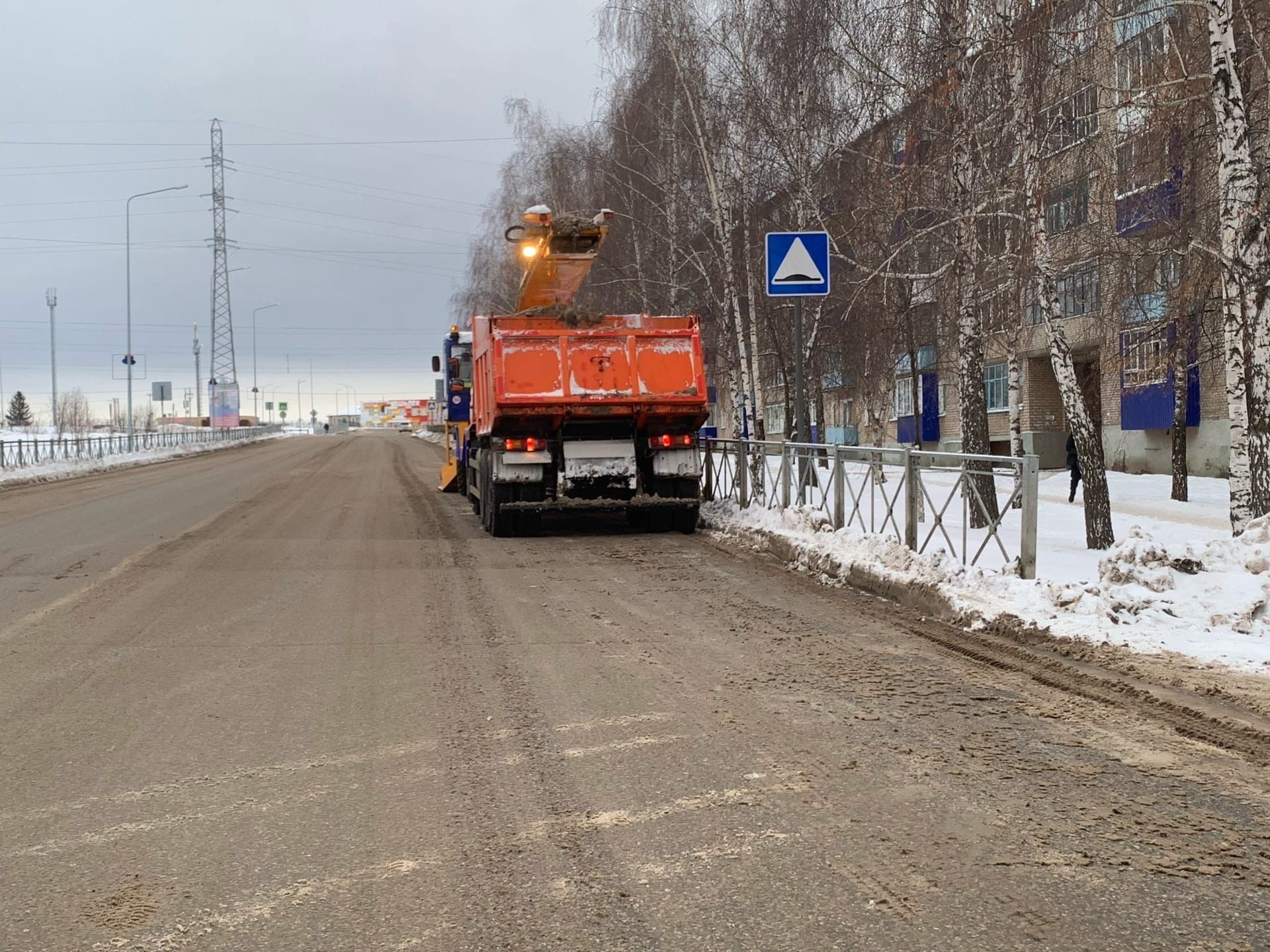 В Менделеевске дороги и тротуары расчищаются от снега