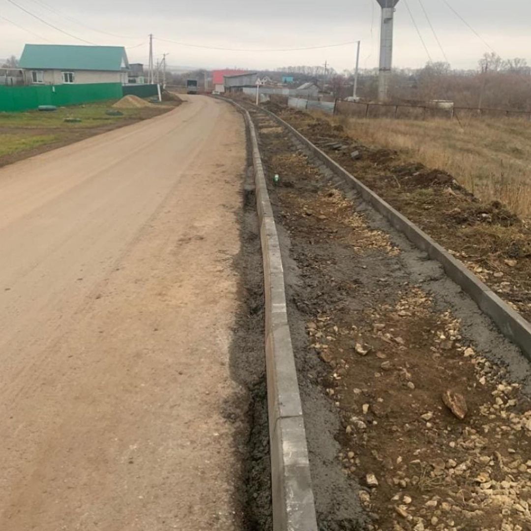 В Менделеевском районе продолжается строительство тротуаров 
