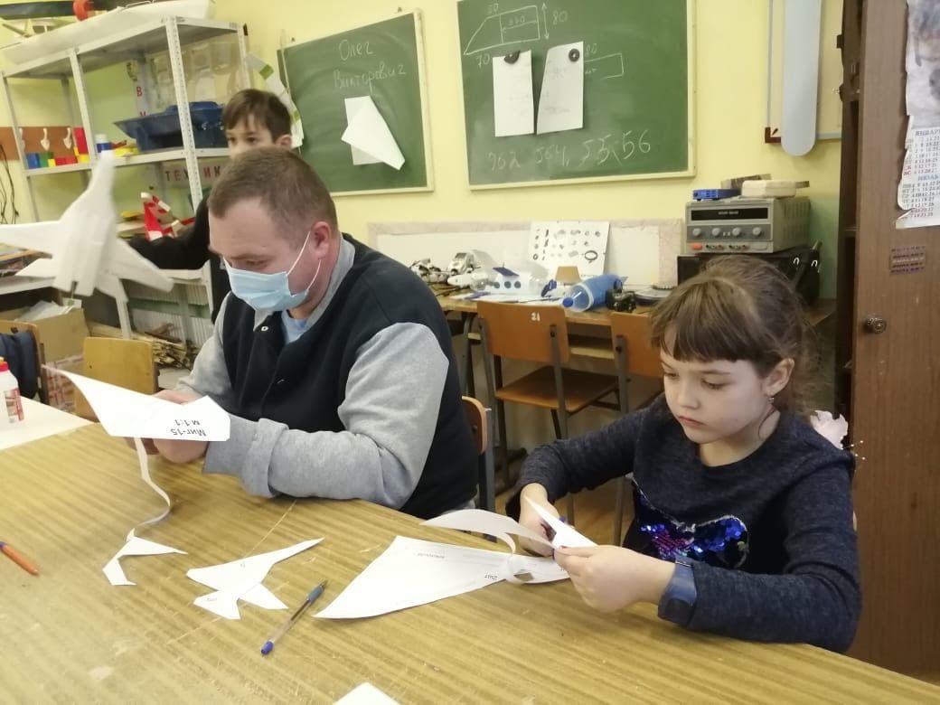 В Центре детского творчества провели мастер-класс по изготовлению самолёта МиГ-15