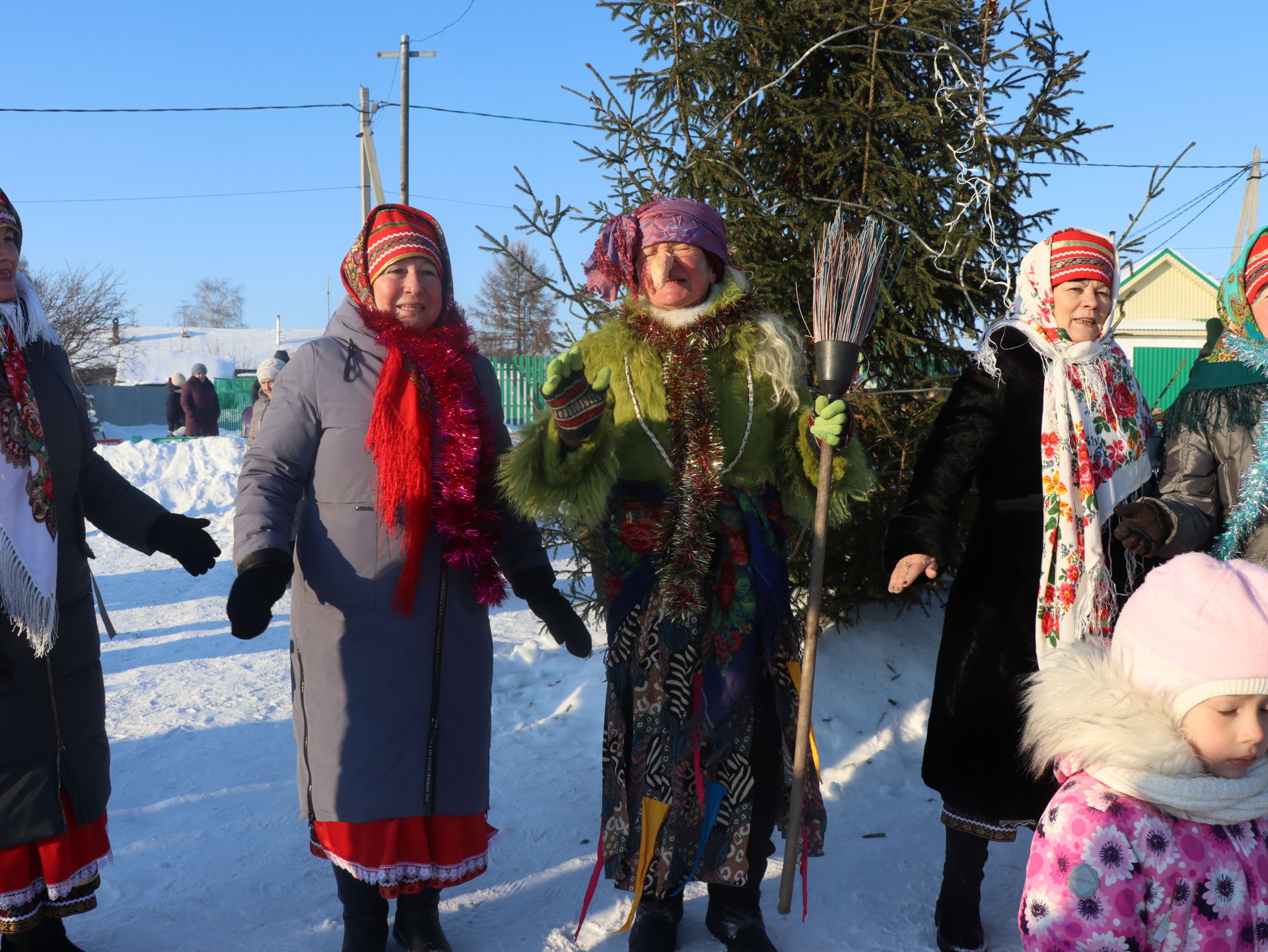 Ребят ТОС «Поселок» посетили сказочные герои на новогодней елке