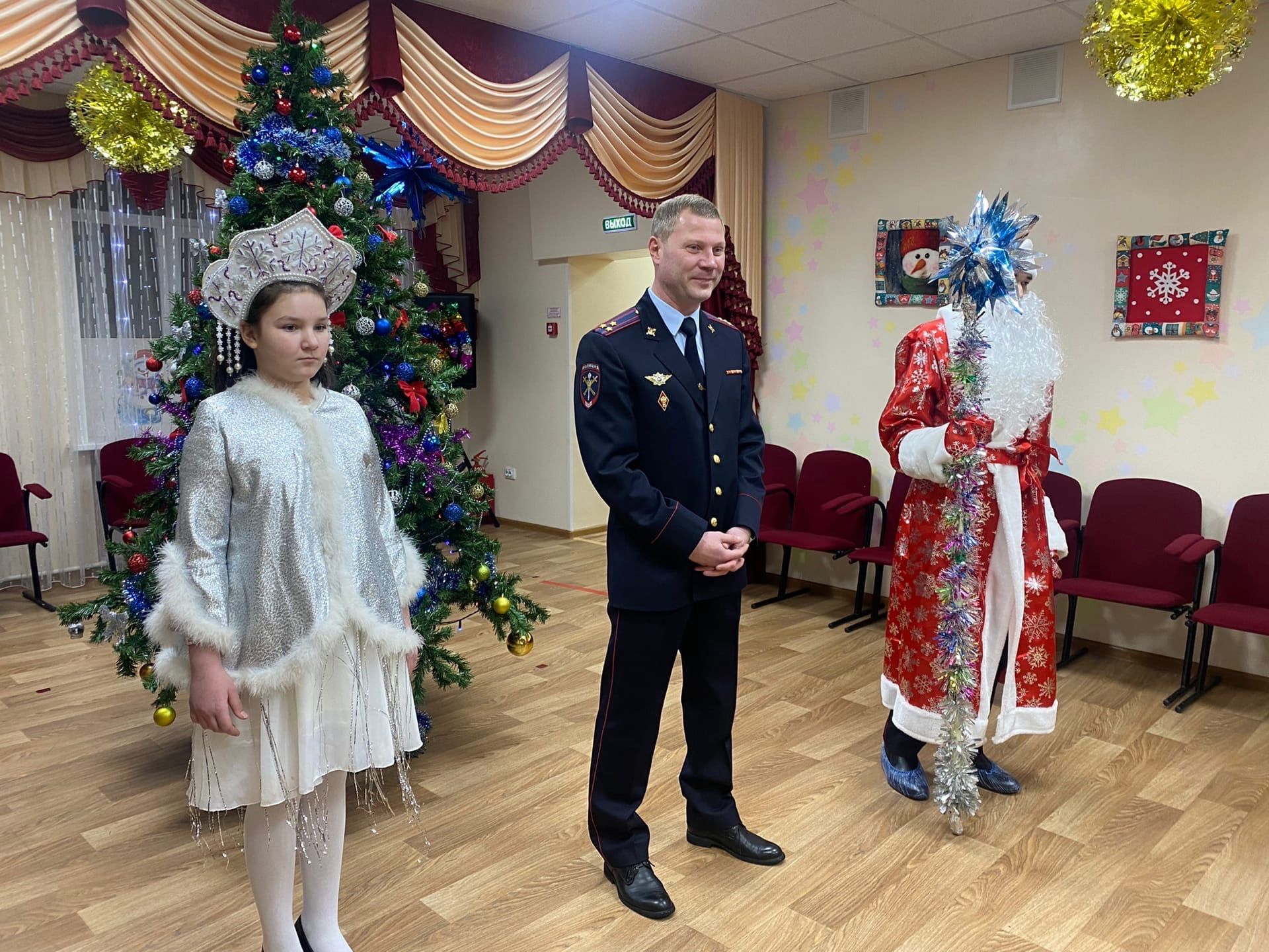 Полицейский Дед Мороз подарил подарки детям приюта «Камские зори»