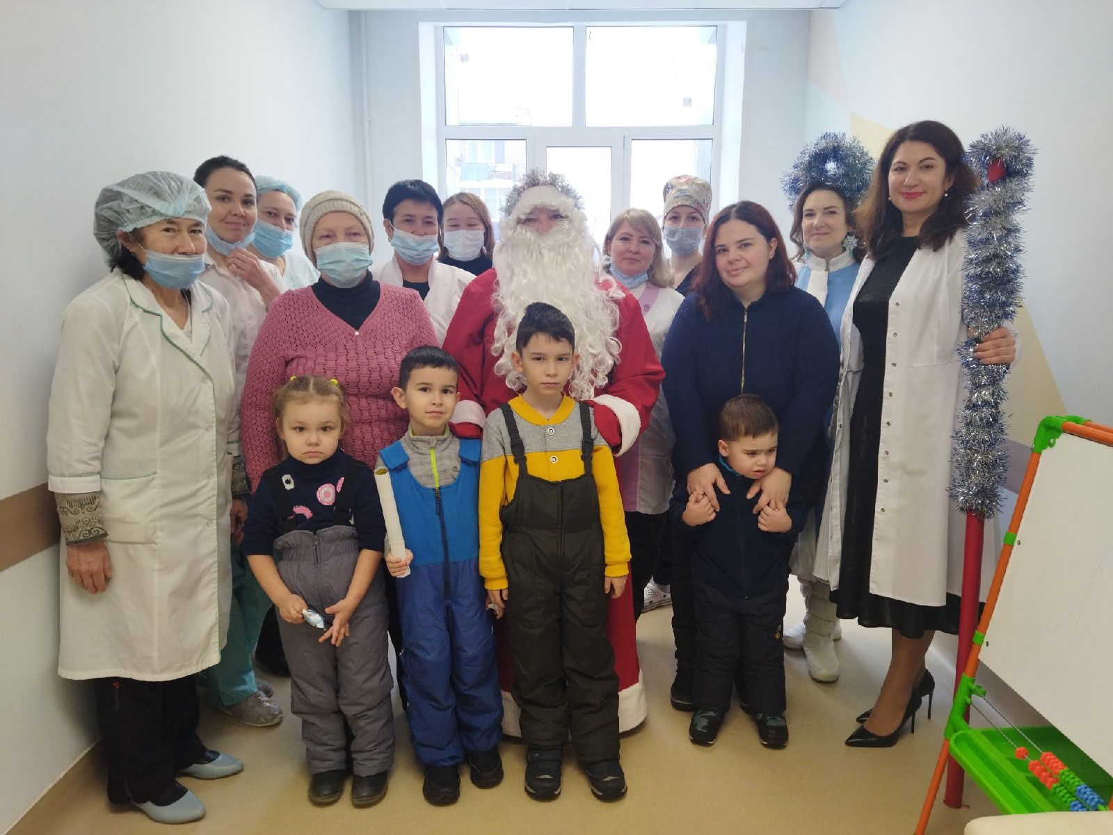 Менделеевская ЦРБ подарила новогоднее настроение маленьким пациентам