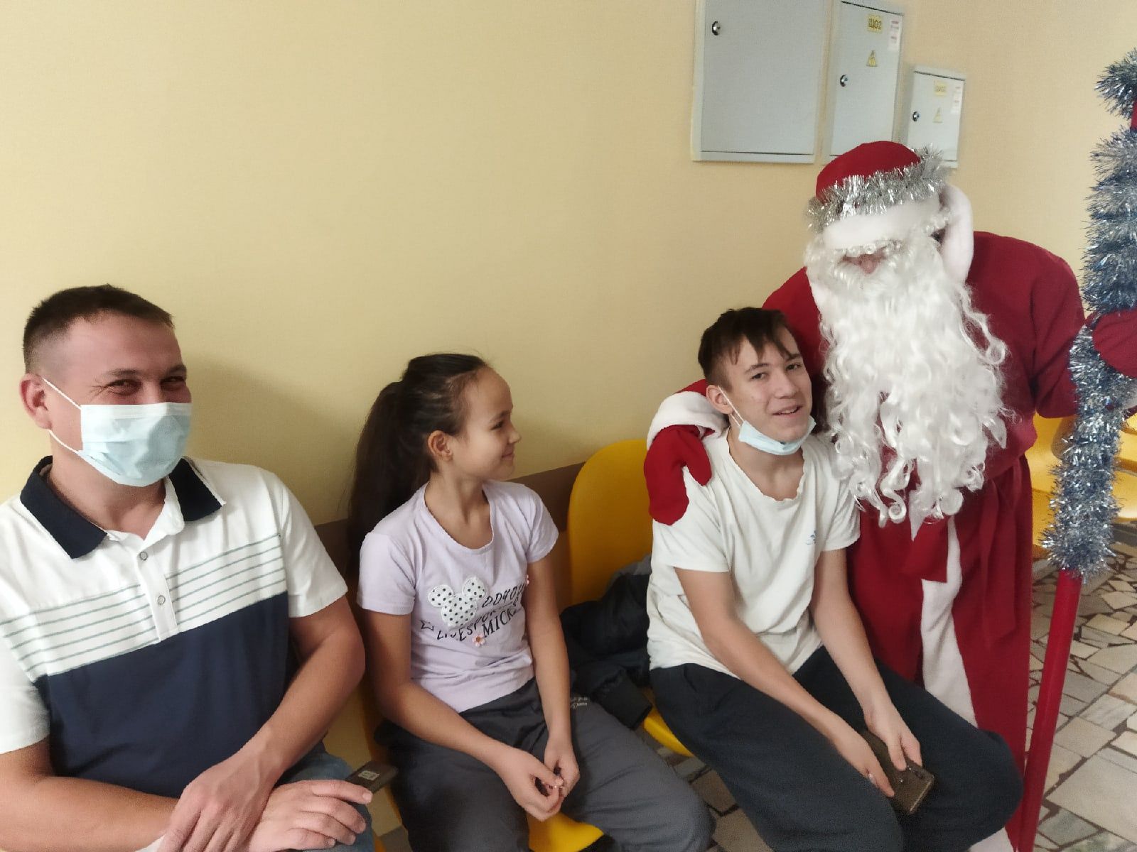 Менделеевская ЦРБ подарила новогоднее настроение маленьким пациентам