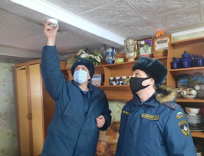 В Менделеевском районе продолжается работа по установке дымовых пожарных извещателей