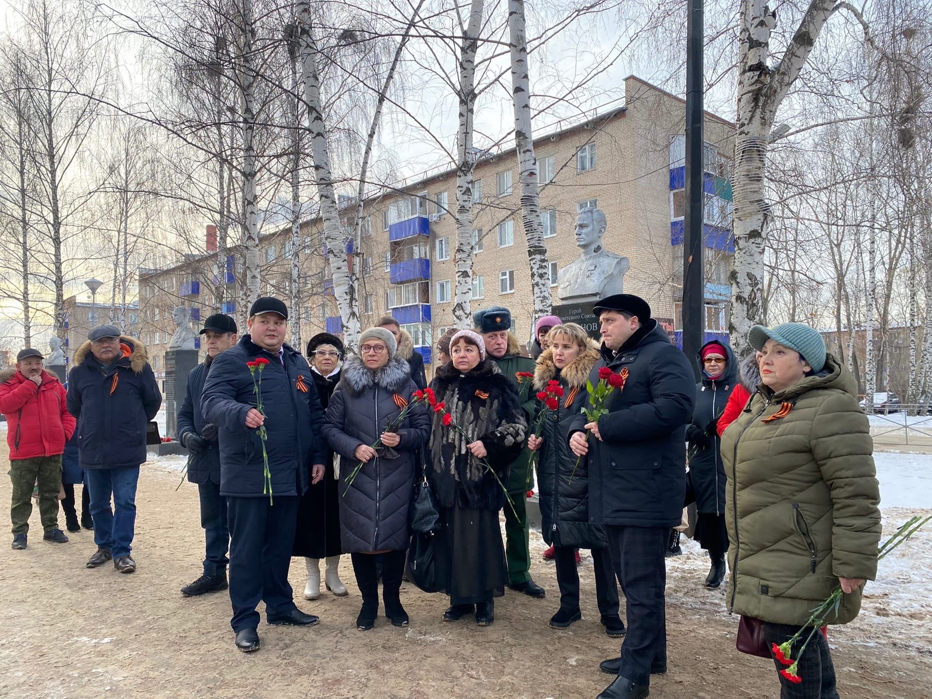 Менделеевцы возложили цветы к бюстам Героев Советского Союза