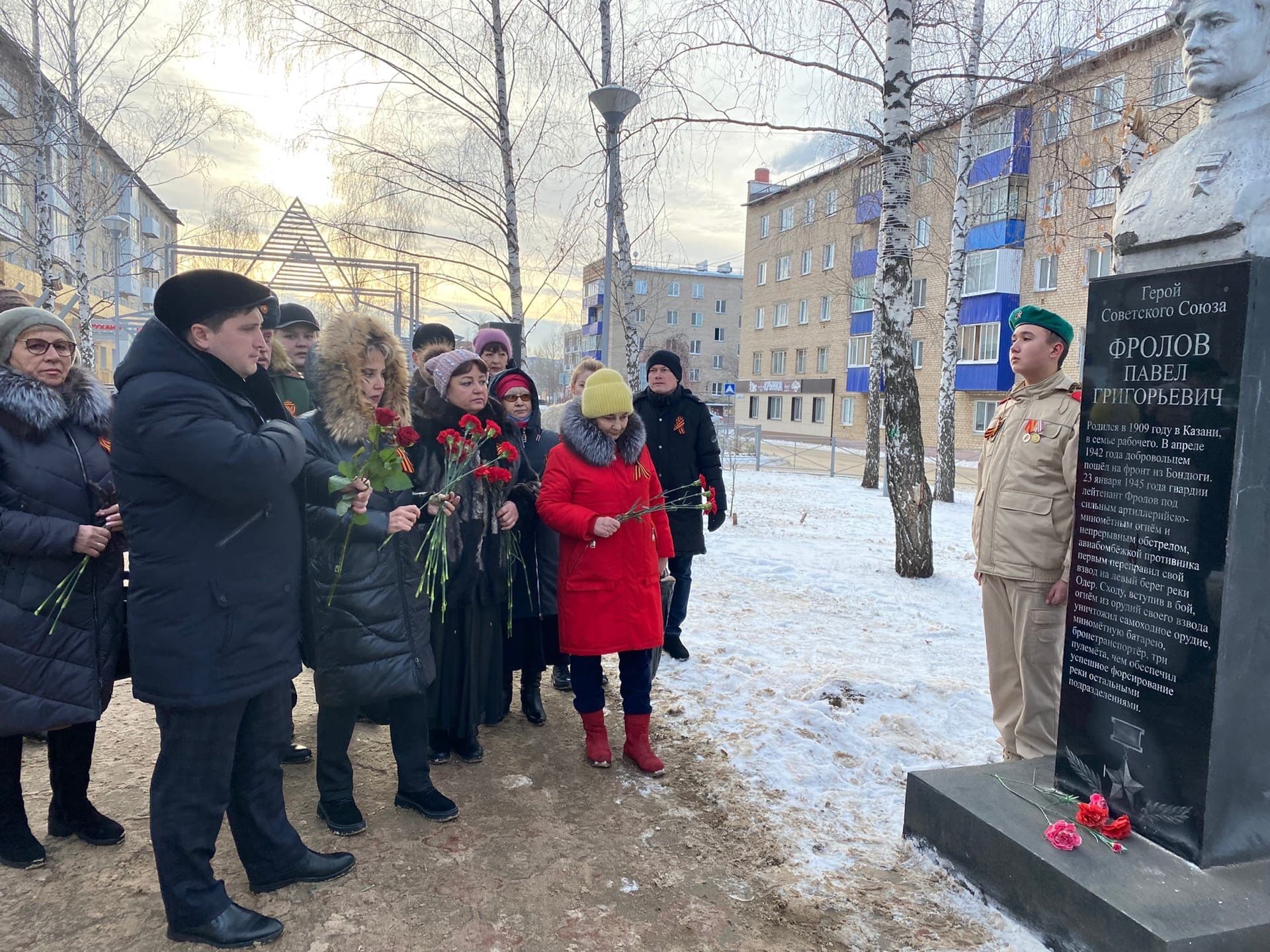 Менделеевцы возложили цветы к бюстам Героев Советского Союза