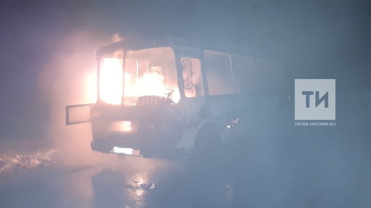 В Татарстане на трассе полностью сгорел автобус