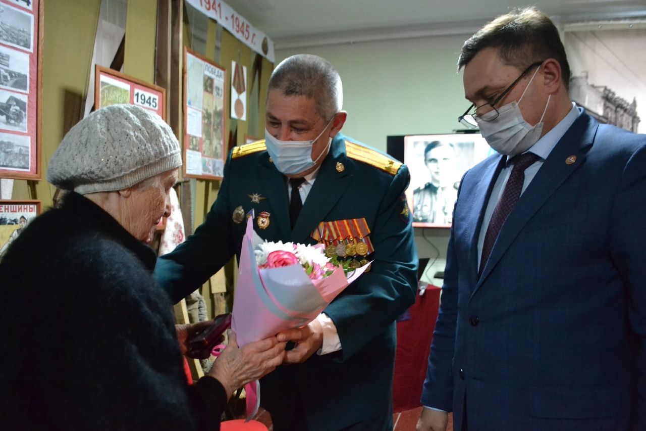 В Татарстане вернули 92-летней сестре фронтовика утерянную медаль 70 лет назад за личный подвиг