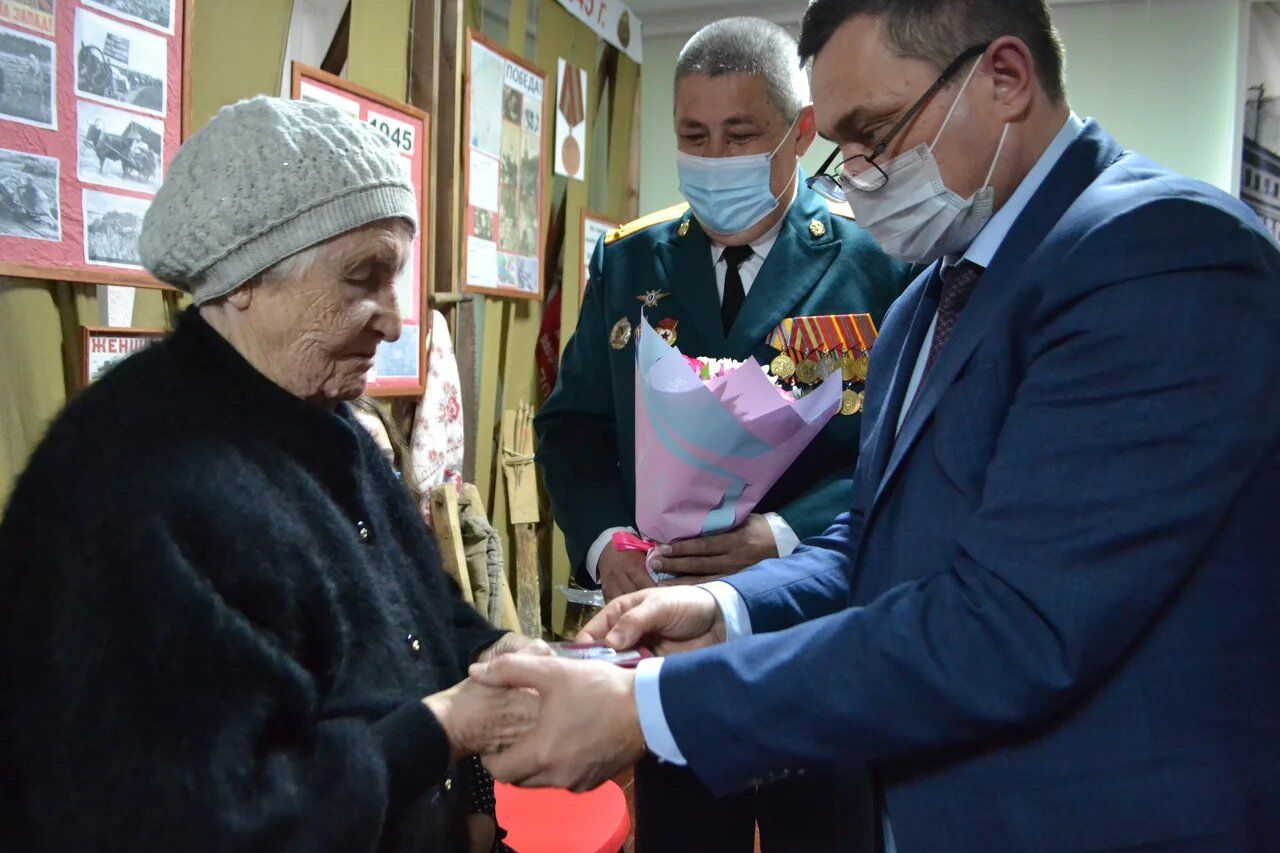 В Татарстане вернули 92-летней сестре фронтовика утерянную медаль 70 лет назад за личный подвиг