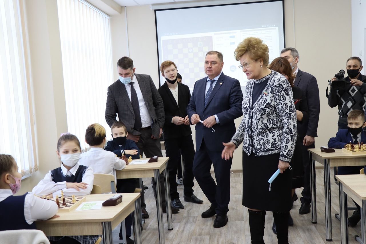 Татьяна Ларионова открыла шахматный клуб «Гамбит» в Менделеевской школе