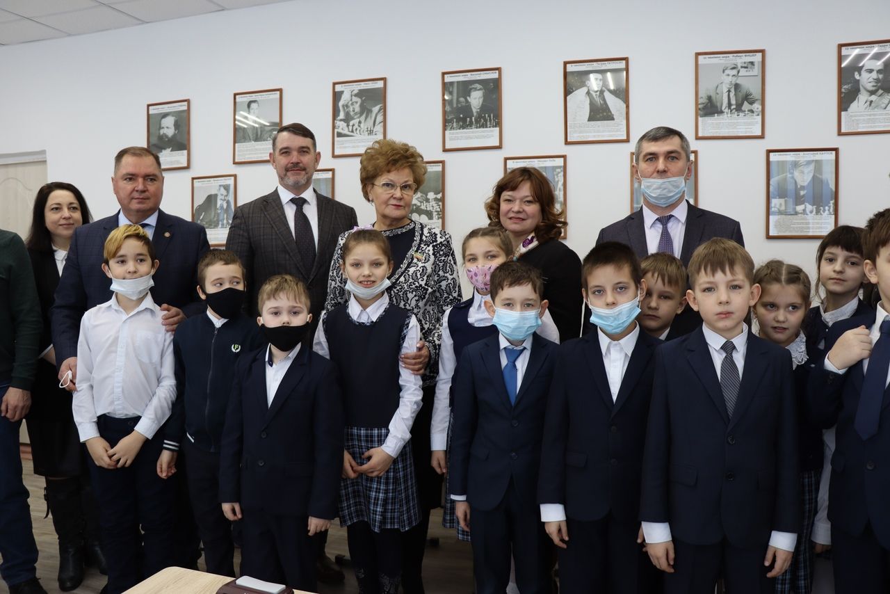Татьяна Ларионова открыла шахматный клуб «Гамбит» в Менделеевской школе