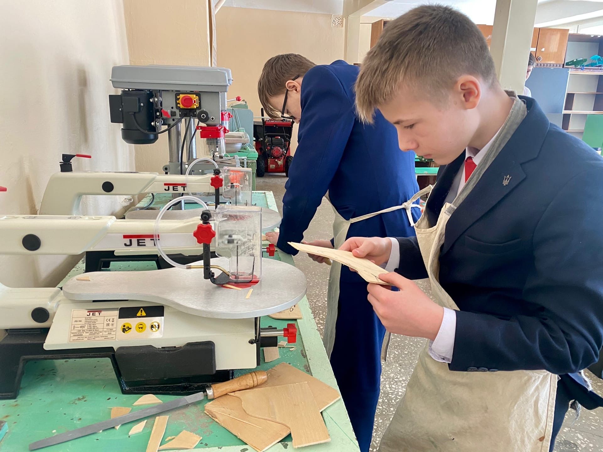 В Менделеевске на уроках технологии учат шить и работать на токарных станках