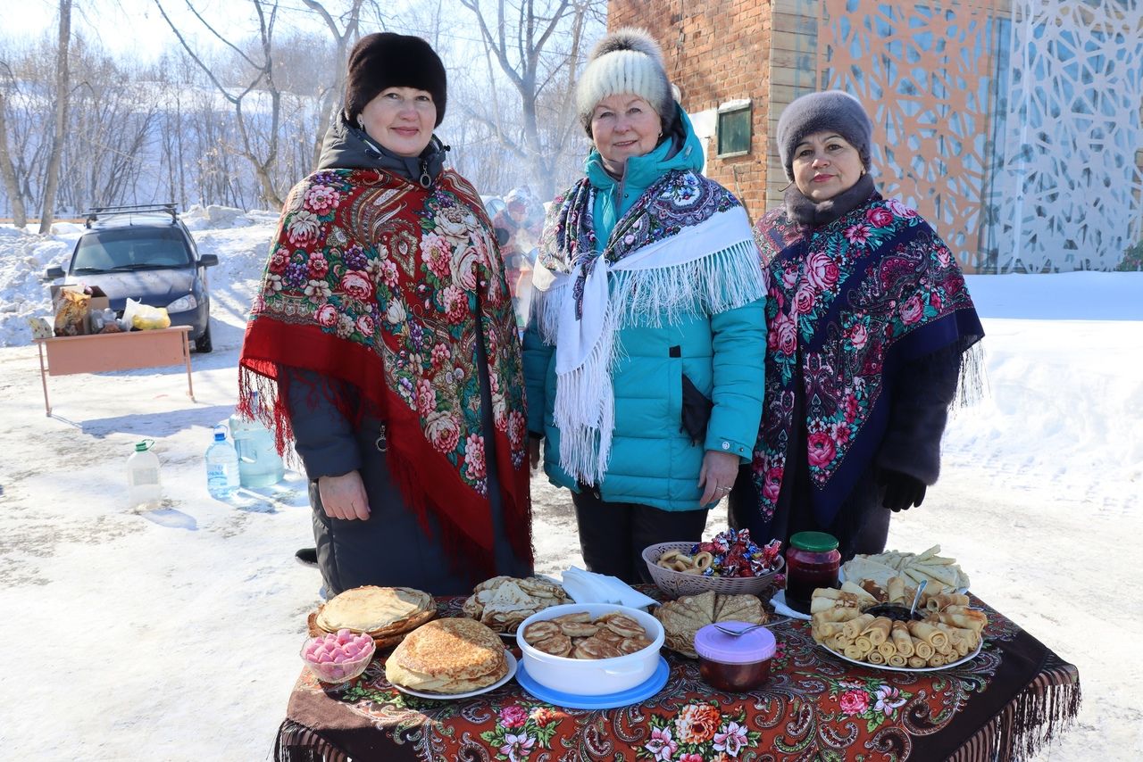 В Менделеевске отметили Масленицу блинами, хороводами и народными забавами