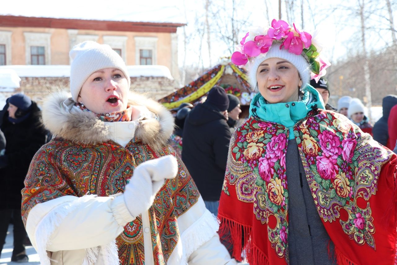 В Менделеевске отметили Масленицу блинами, хороводами и народными забавами