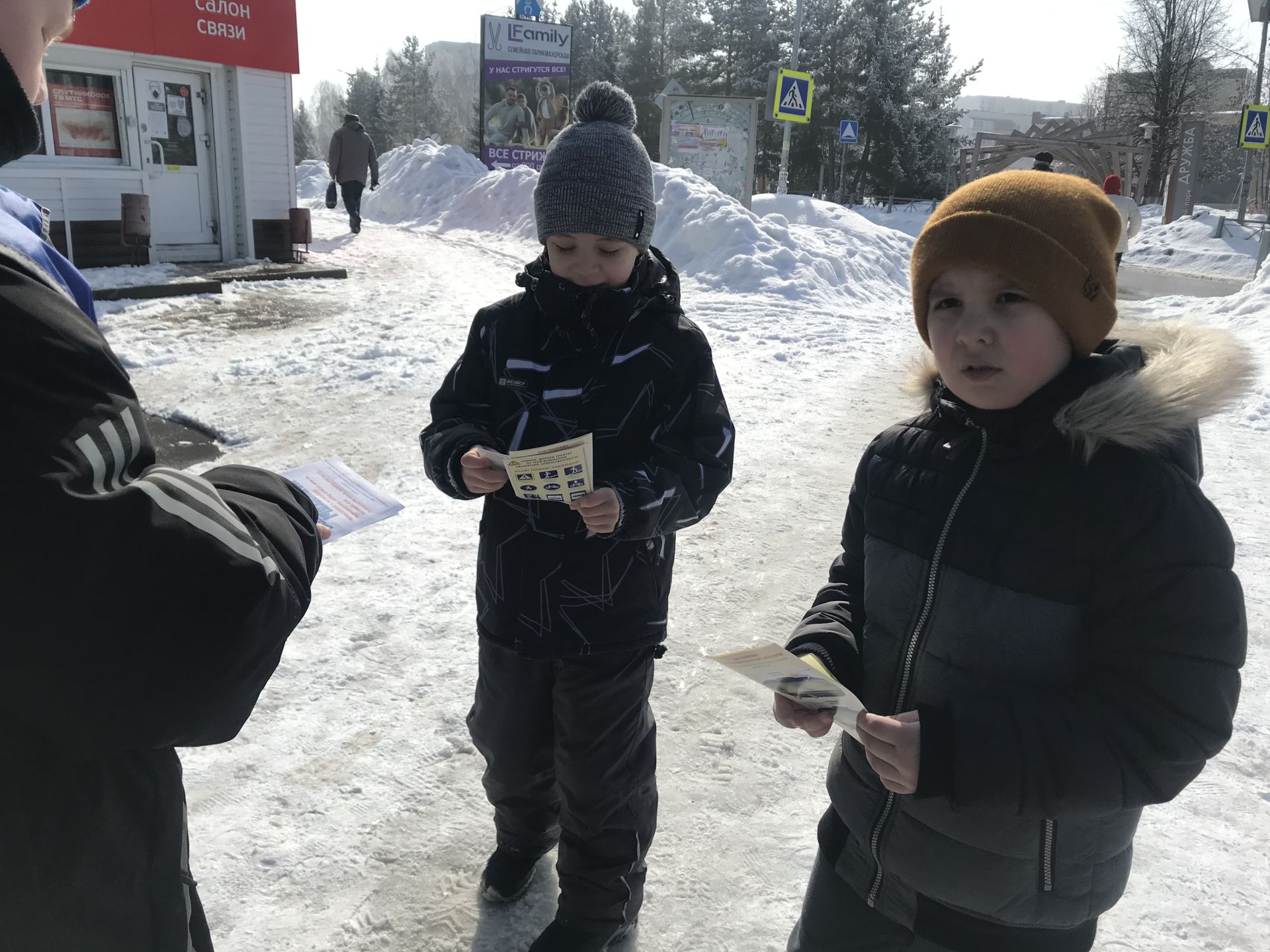 В Менделеевске школьники попросили жителей не нарушать ПДД