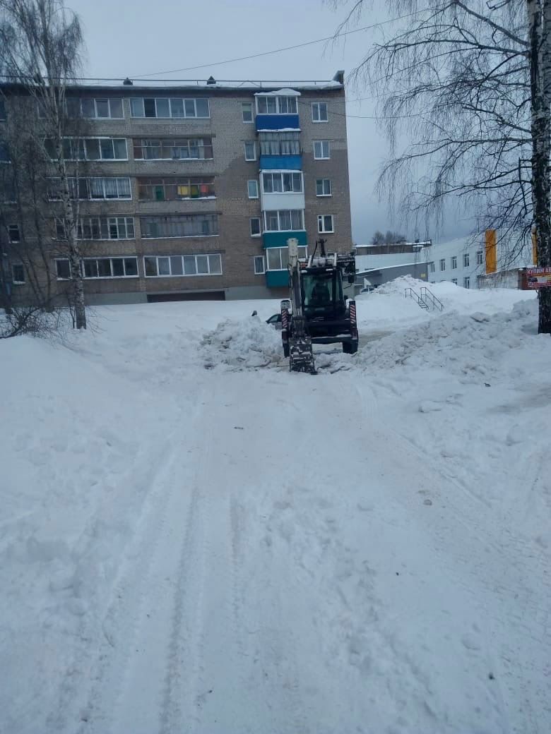В городе продолжается уборка дворов от снега